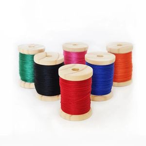 Linha de nylon, carretel de madeira, cores diversas